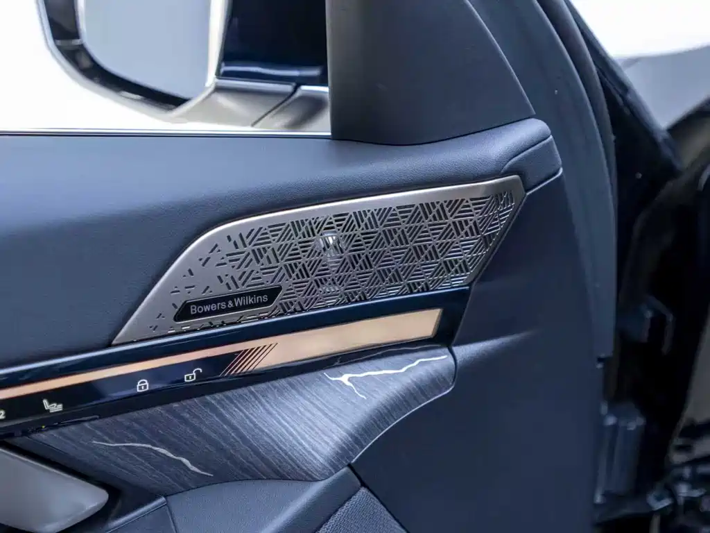 BMW 5 Series 2025 — фото 18