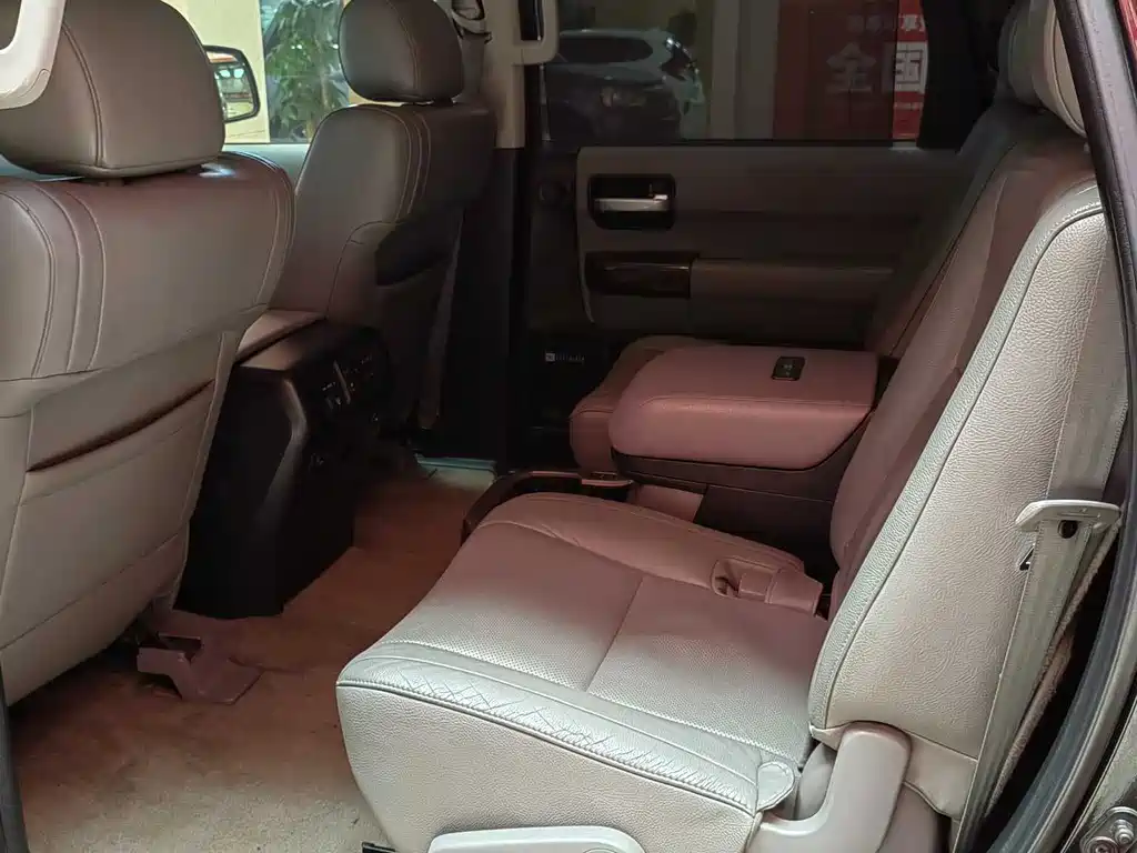 Toyota Sequoia 2010 — фото 11