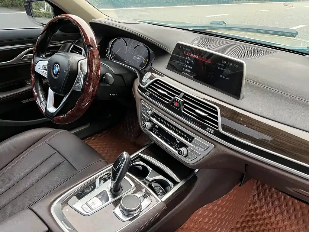 BMW 7 Series 2018 — фото 14