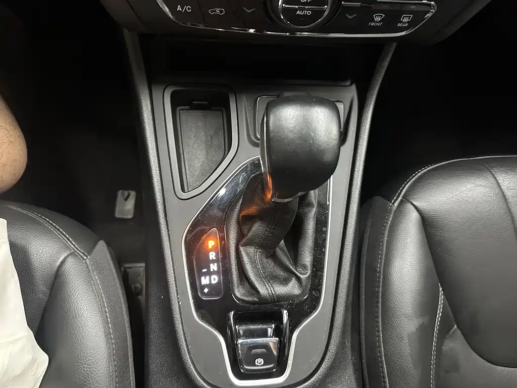 Jeep Cherokee 2019 — фото 10