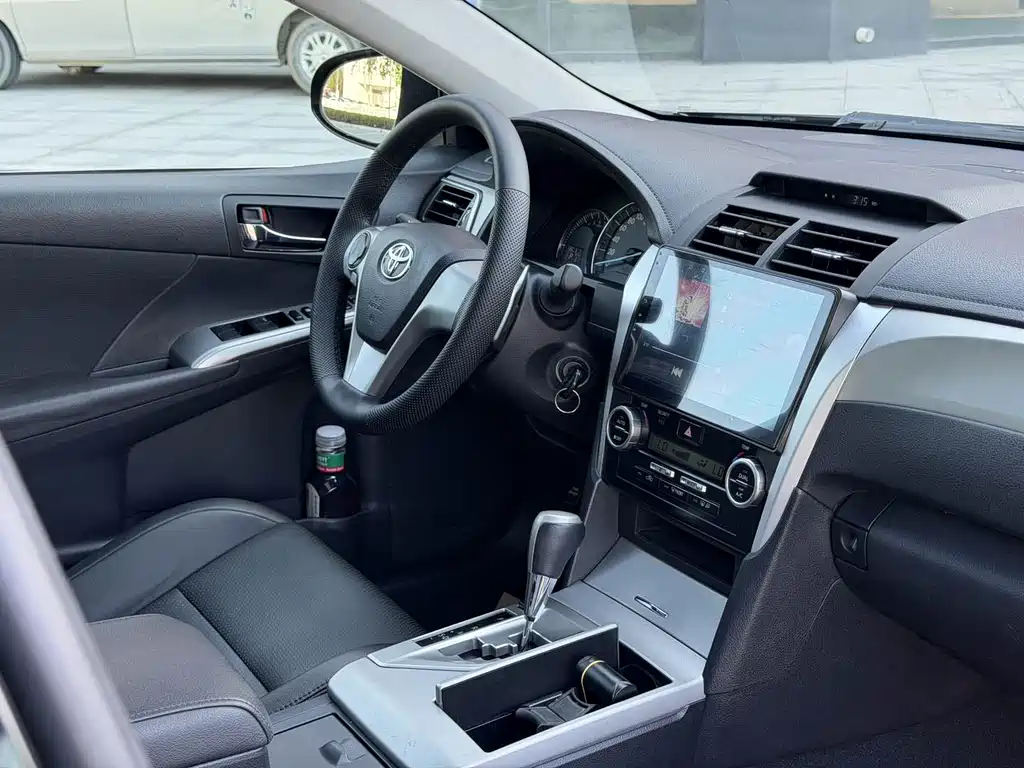 Toyota Camry 2015 — фото 12
