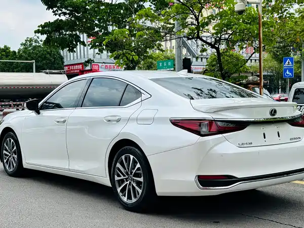 Lexus ES 2022