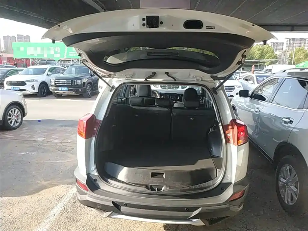 Toyota RAV4 2015 — фото 19