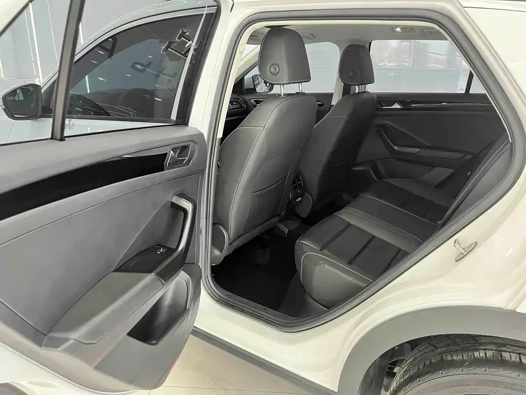 Volkswagen T-Roc 2023 — фото 13