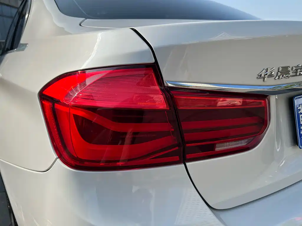BMW 3 Series 2018 — фото 21
