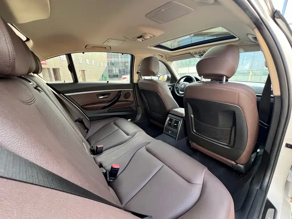 BMW 3 Series 2018 — фото 26
