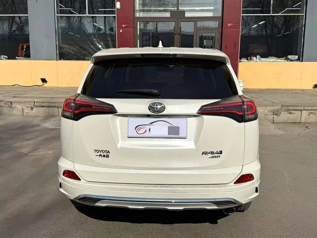 Toyota RAV4 2018 — фото 8