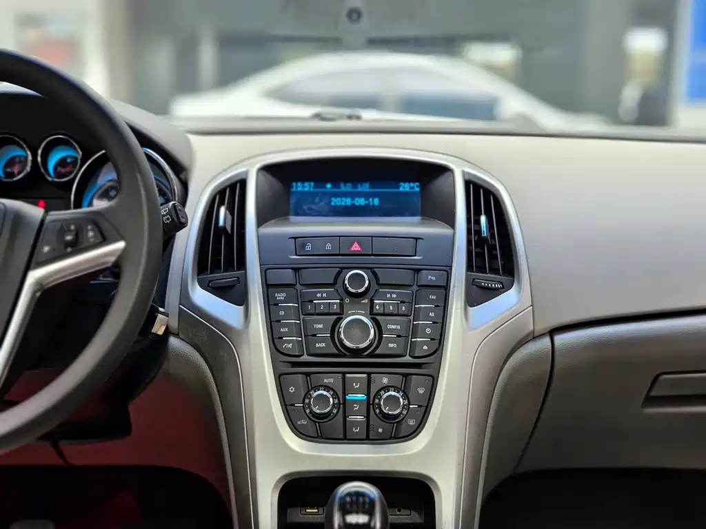Buick Excelle 2014 — фото 11