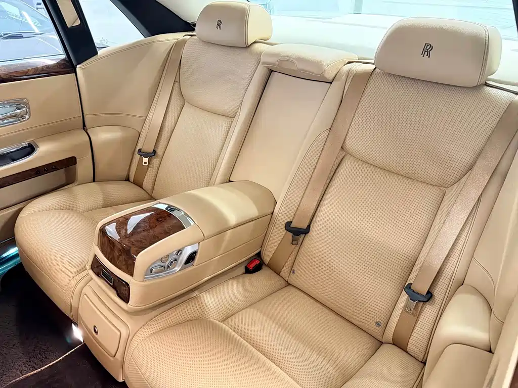 Rolls-Royce Ghost 2016 — фото 10