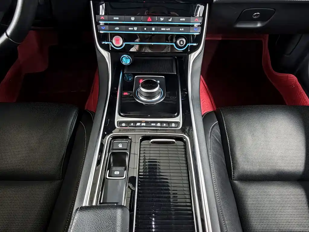 Jaguar XE 2018 — фото 9