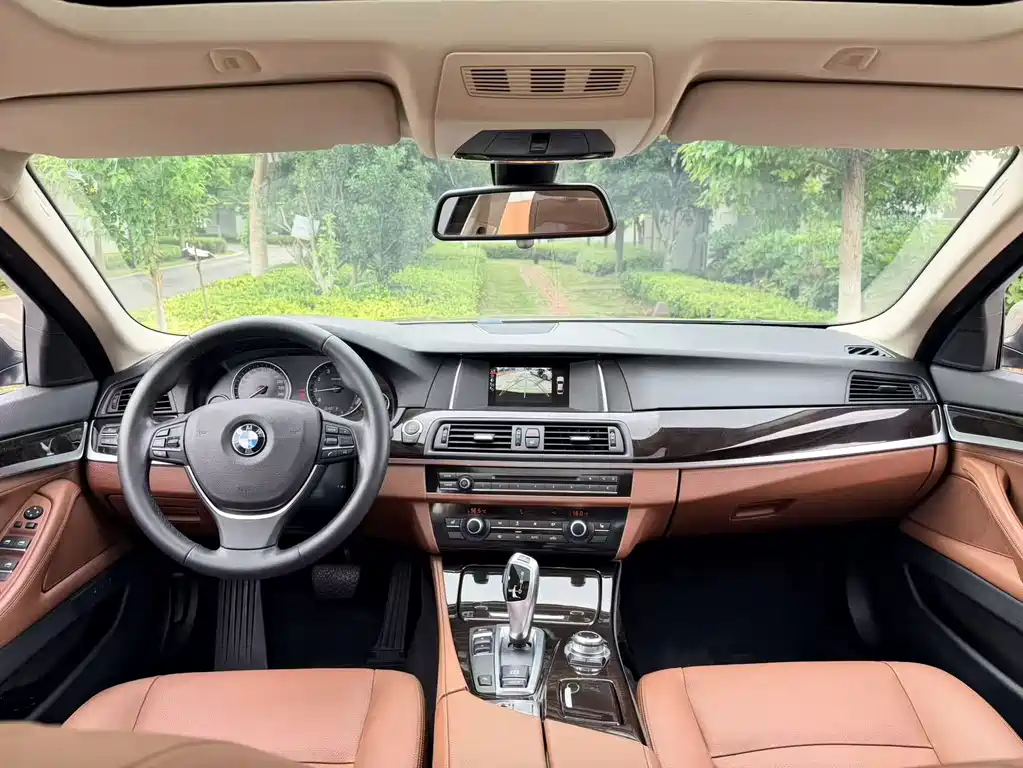 BMW 5 Series 2016 — фото 11
