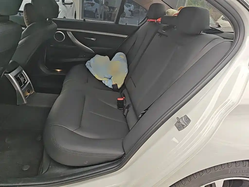 BMW 3 Series 2019 — фото 16
