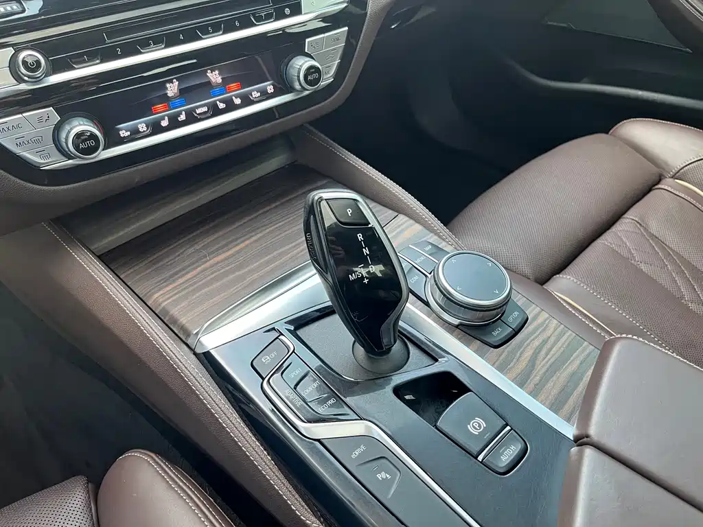 BMW 5 Series New Energy 2019 — фото 15