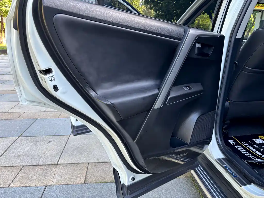 Toyota RAV4 2016 — фото 15