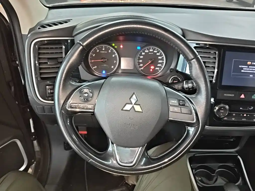 Mitsubishi Outlander 2018 — фото 11