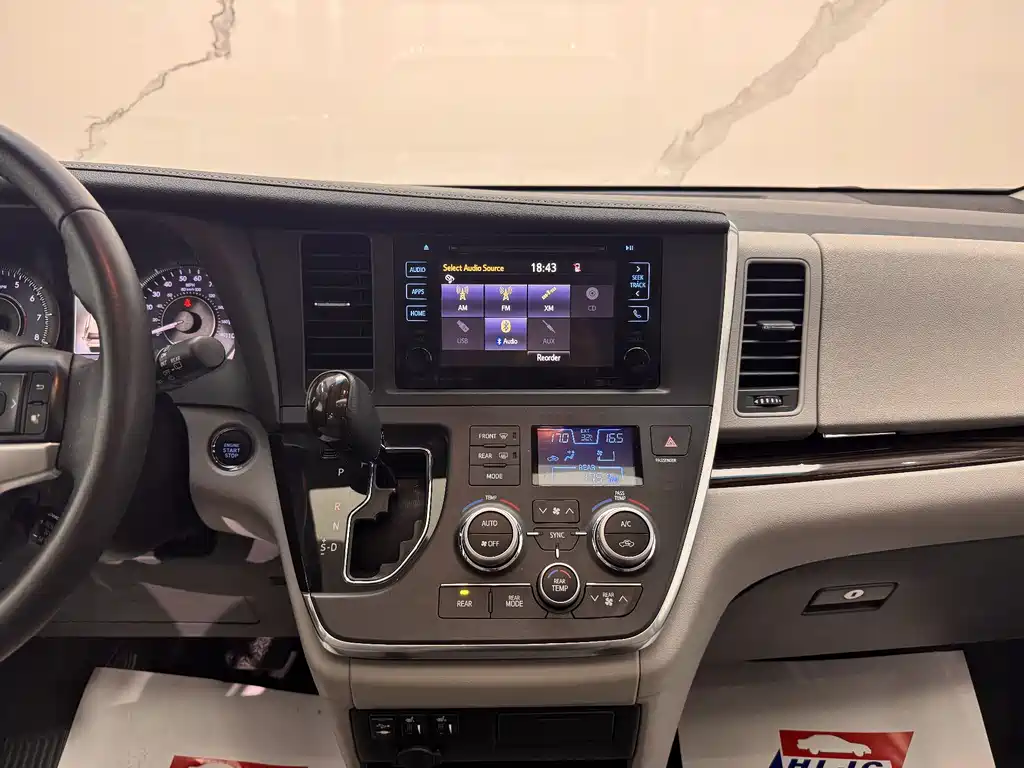 Toyota Sienna 2017 — фото 12
