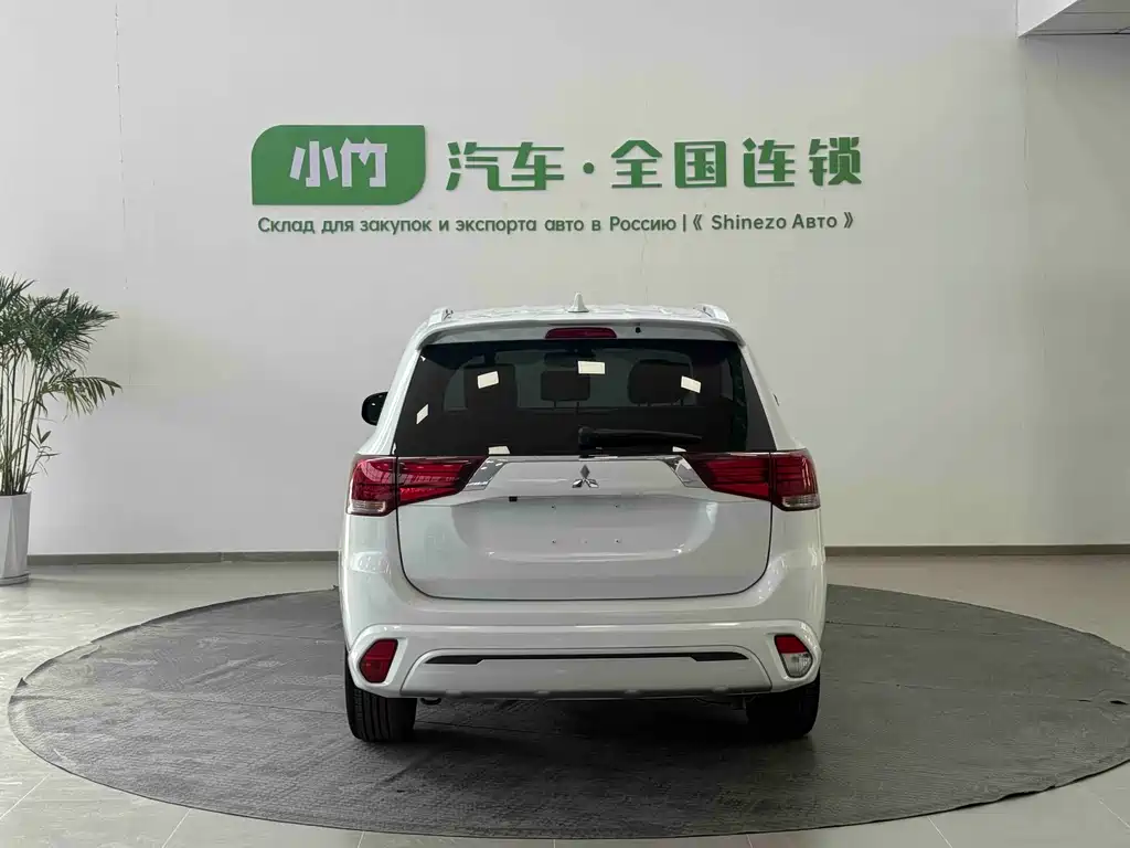 Mitsubishi Outlander 2022 — фото 7