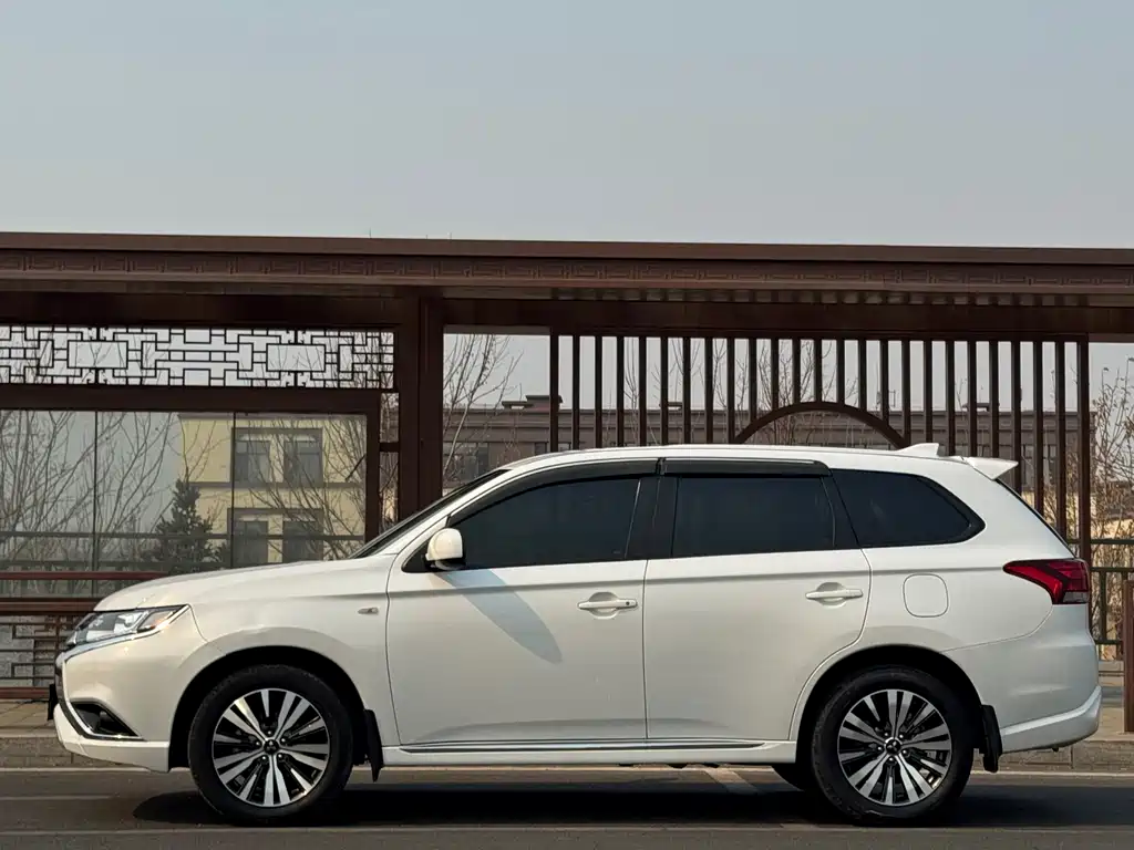 Mitsubishi Outlander 2022 — фото 14