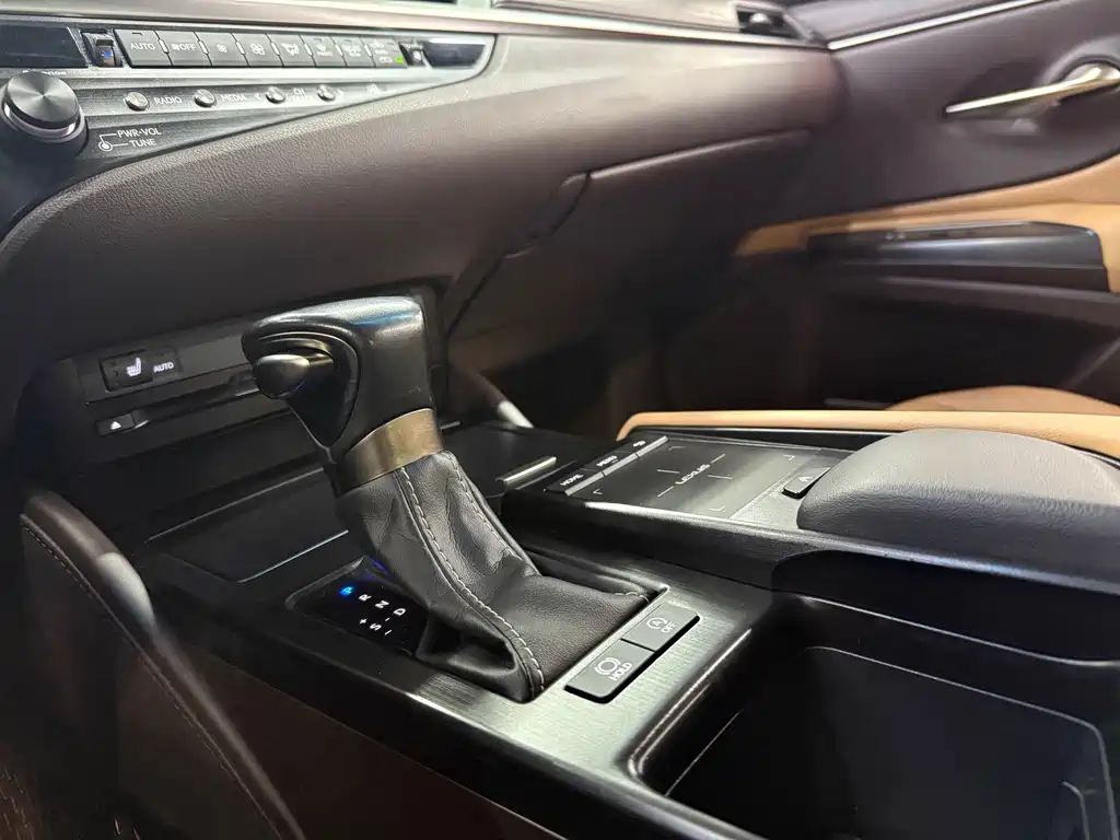 Lexus ES 2019 — фото 14