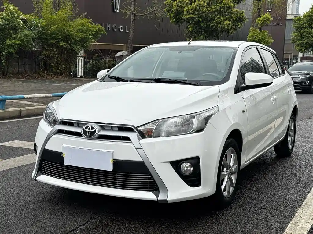 Toyota Yaris L 2015 — фото 1