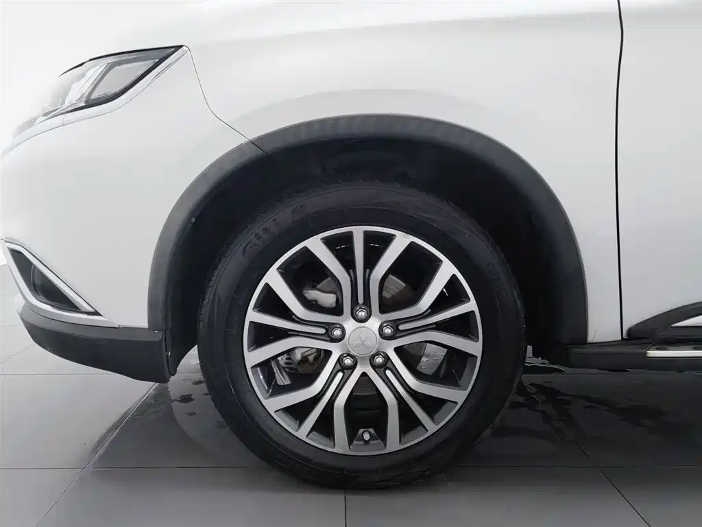 Mitsubishi Outlander 2017 — фото 17