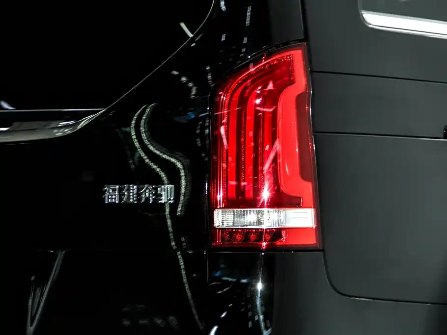 Mercedes-Benz V-Class 2023 — фото 10