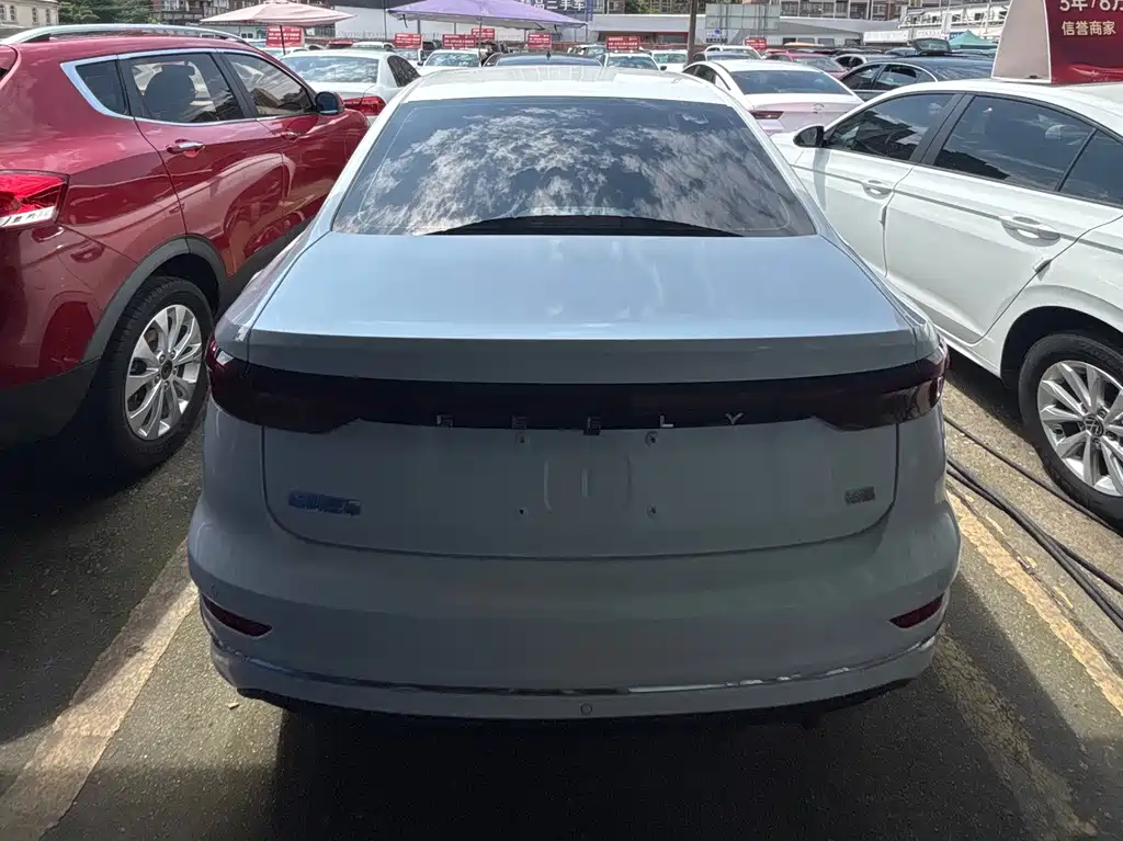 Geely Emgrand 2022
