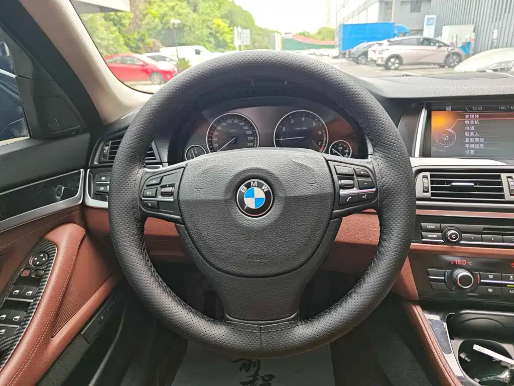 BMW 5 Series 2015 — фото 11