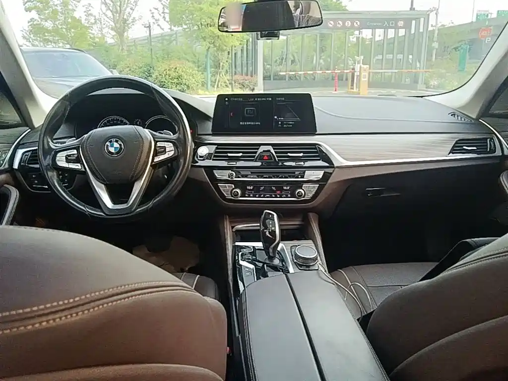 BMW 5 Series 2018 — фото 10