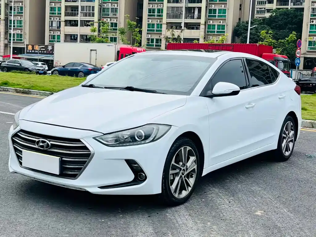 Hyundai Elantra 2016 — фото 1