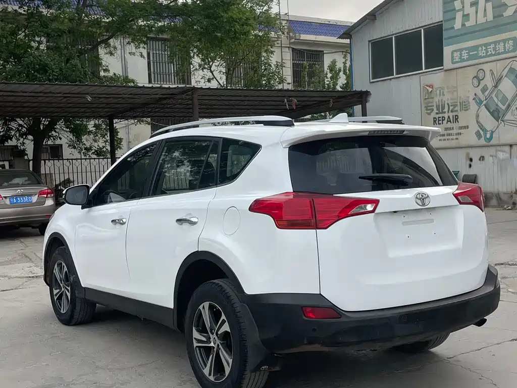Toyota RAV4 2015 — фото 9