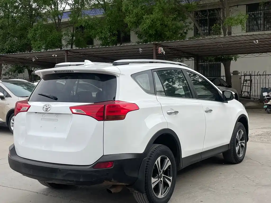Toyota RAV4 2015 — фото 11