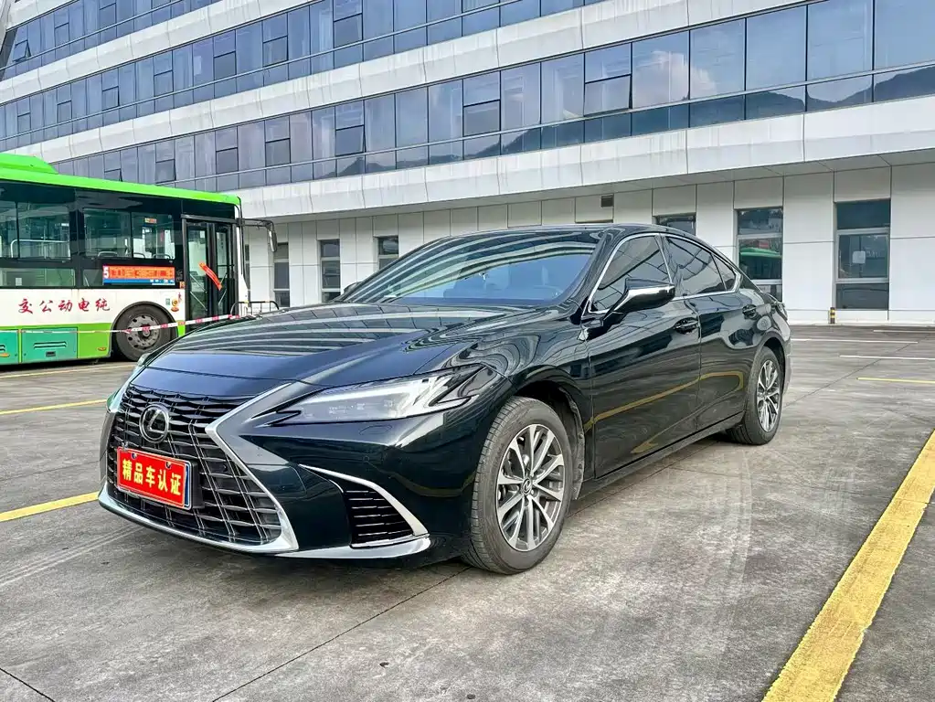Lexus ES 2025 — фото 1