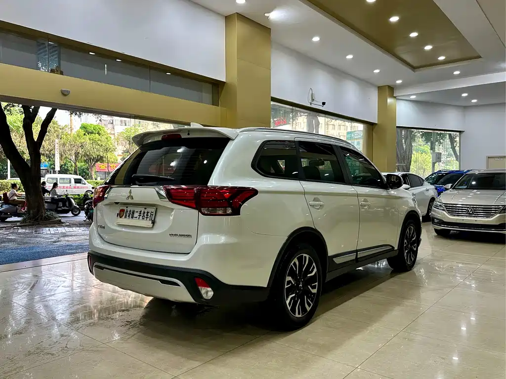 Mitsubishi Outlander 2020 — фото 3