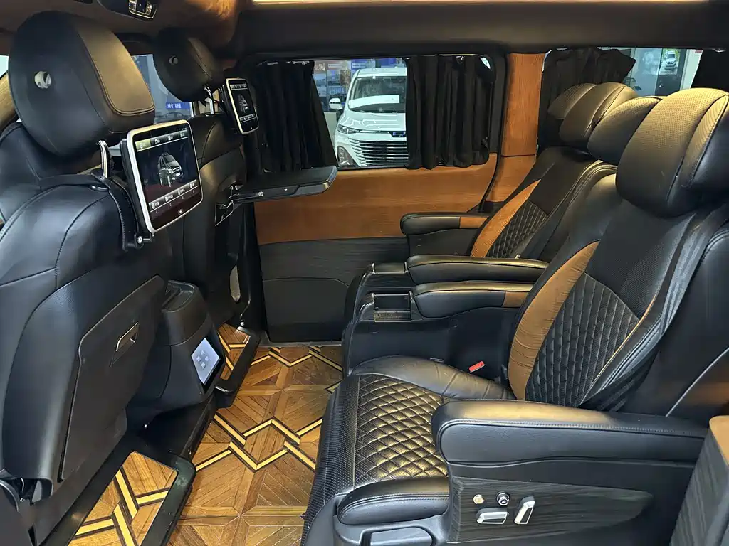 Mercedes-Benz V-Class 2018 — фото 16