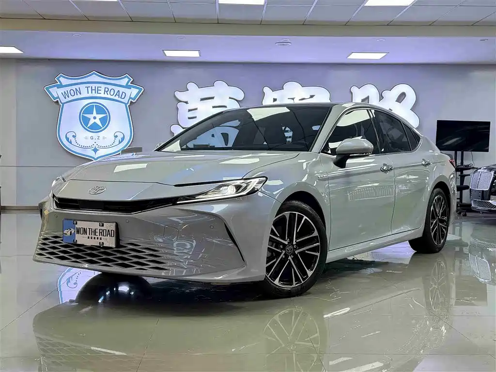 Toyota Camry 2024 — фото 1