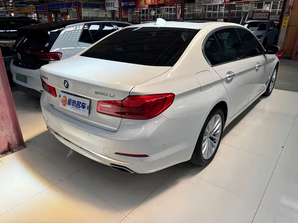 BMW 5 Series 2018 — фото 15