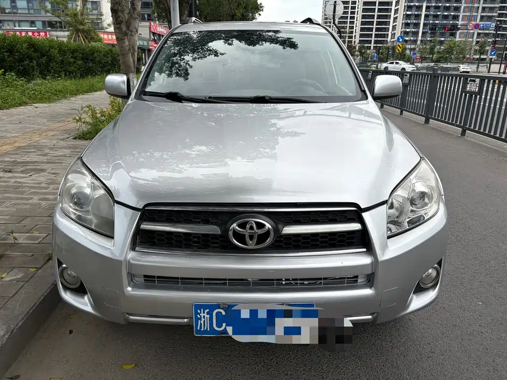 Toyota RAV4 2010 — фото 2
