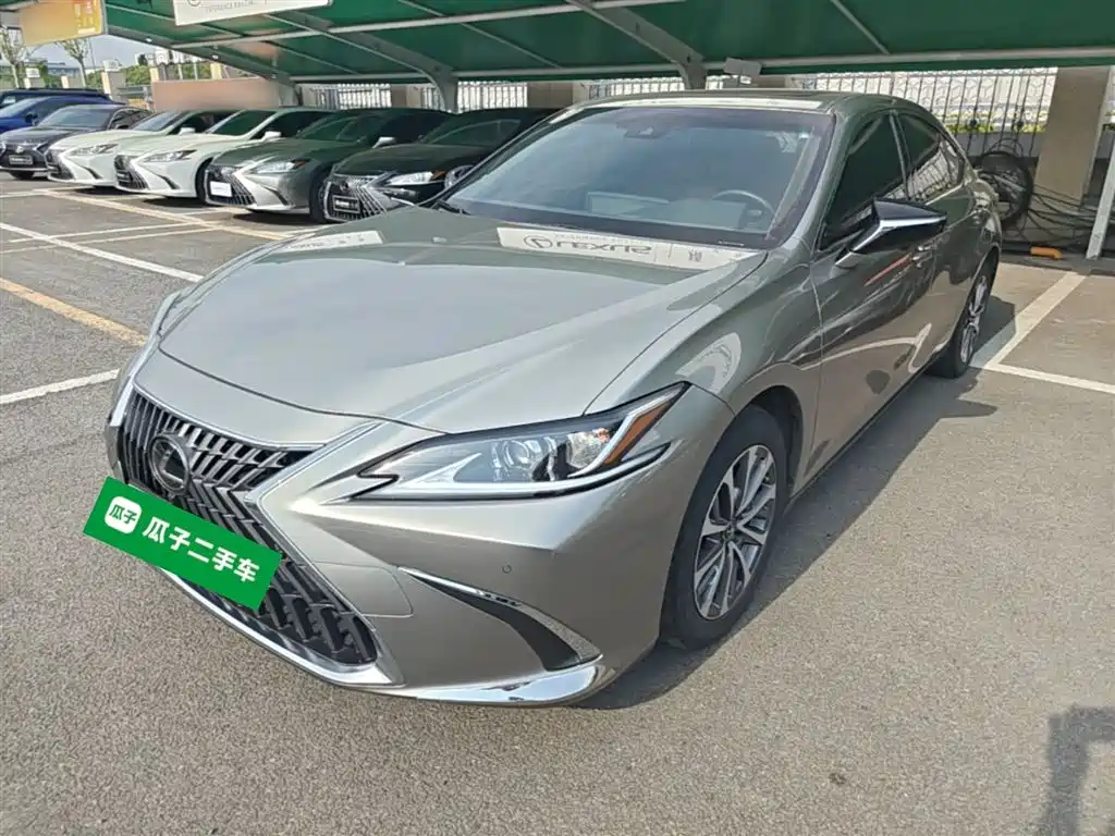Lexus ES 2022 — фото 1