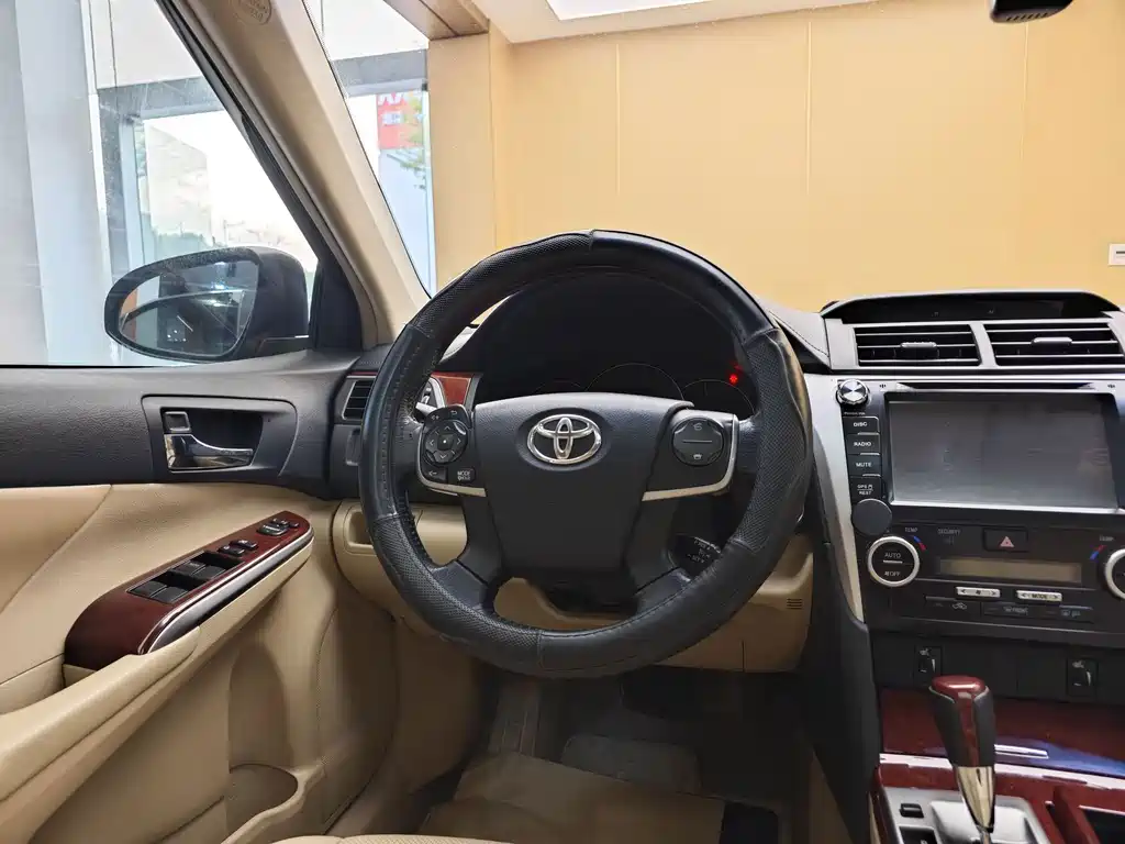 Toyota Camry 2013 — фото 12