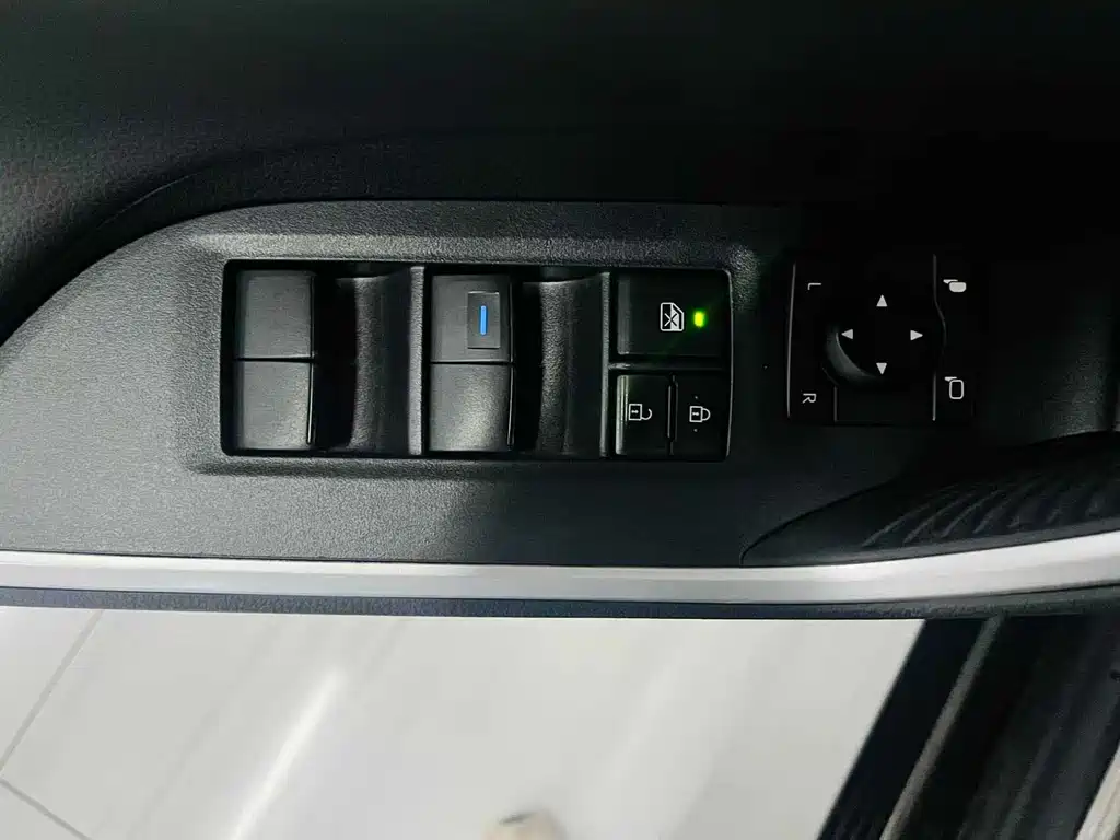 Toyota RAV4 2021 — фото 11