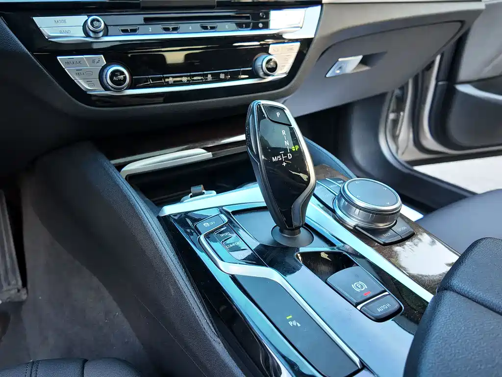 BMW 5 Series 2018 — фото 17