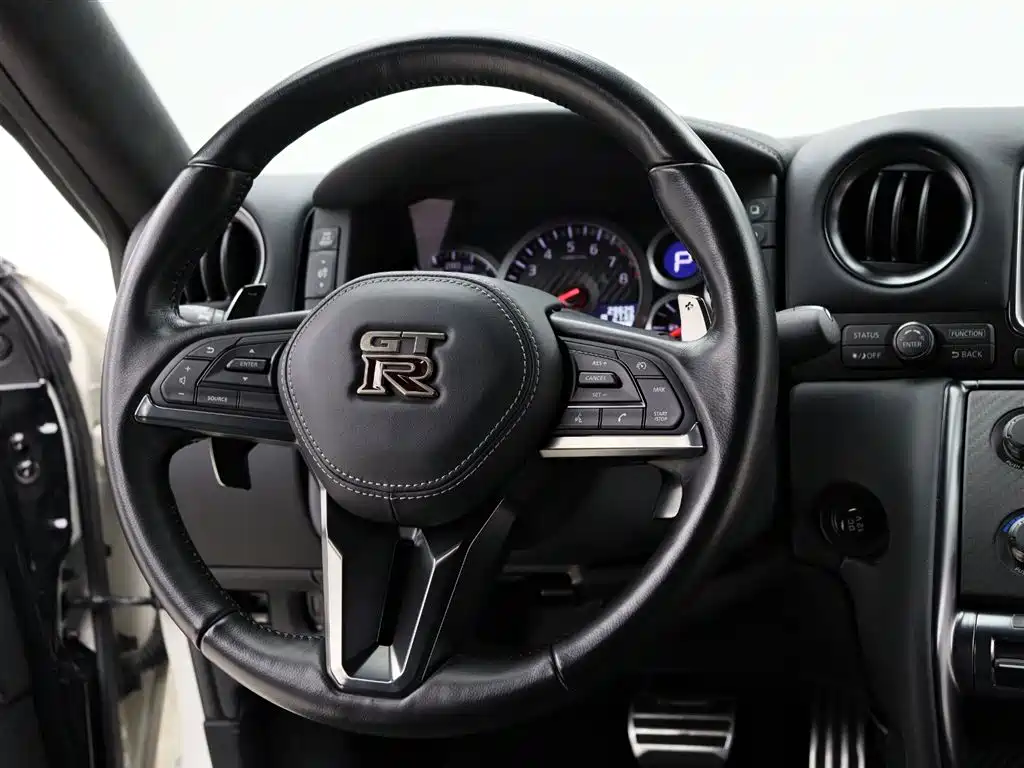 Nissan GT-R 2017 — фото 14