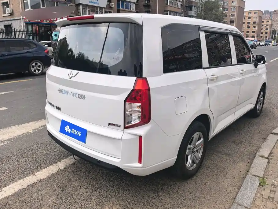 Wuling Hongguang PLUS 2023