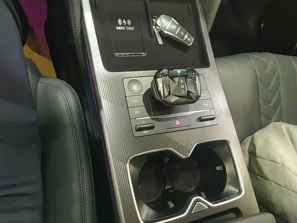 BYD L DM-i 2025 — фото 14