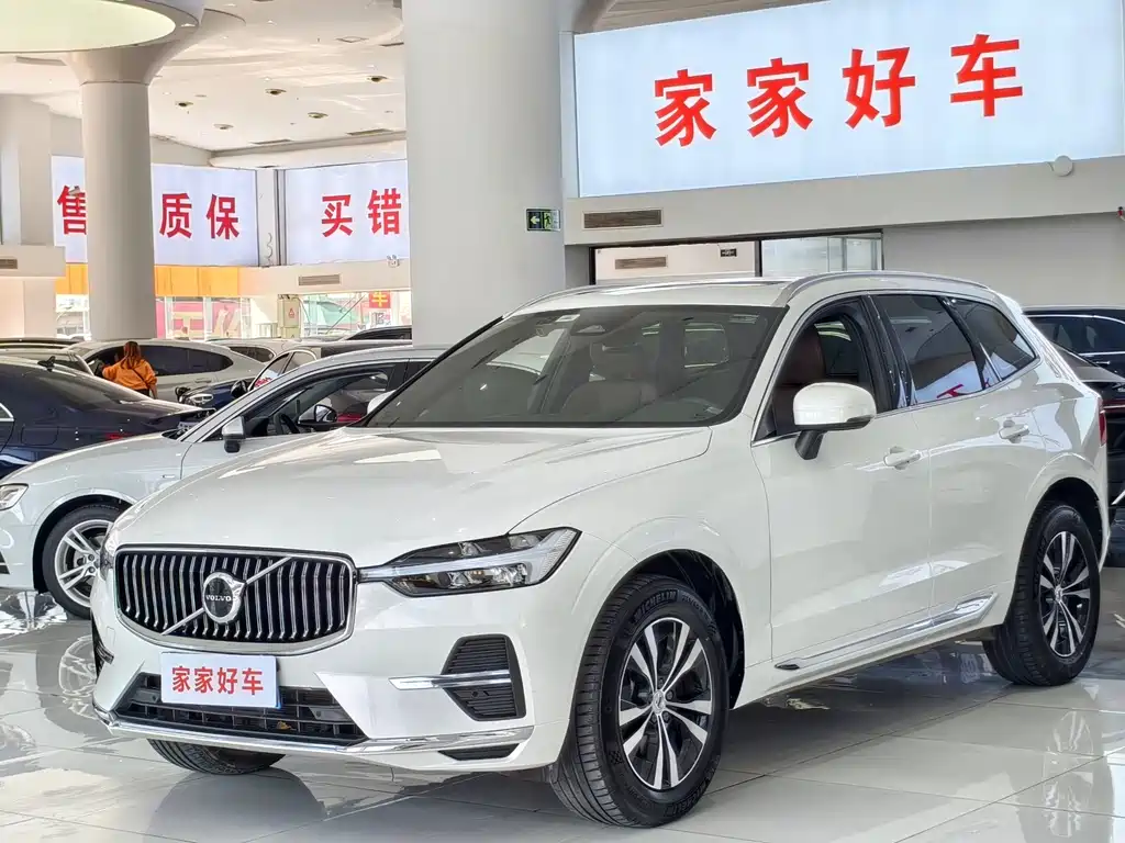 Volvo XC60 2022 — фото 1