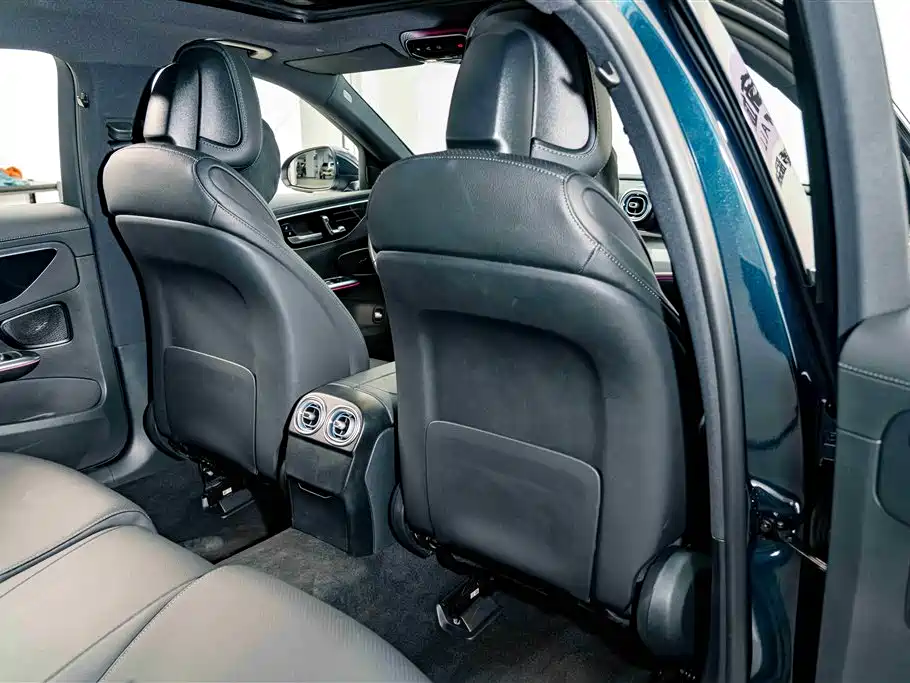 Mercedes-Benz C-Class 2024 — фото 16