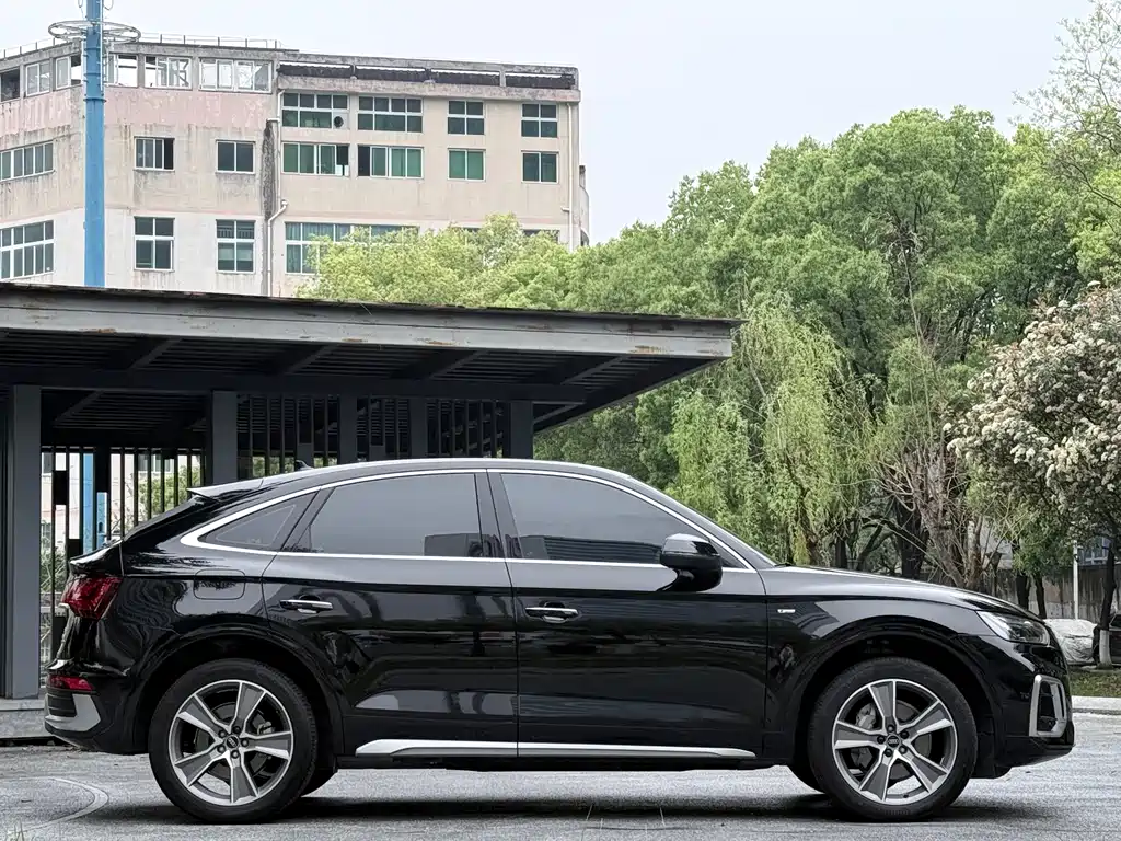 Audi Q5L Sportback 2022 — фото 17
