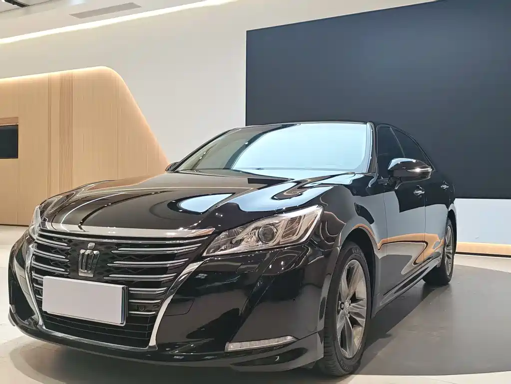 Toyota Crown 2017 — фото 1