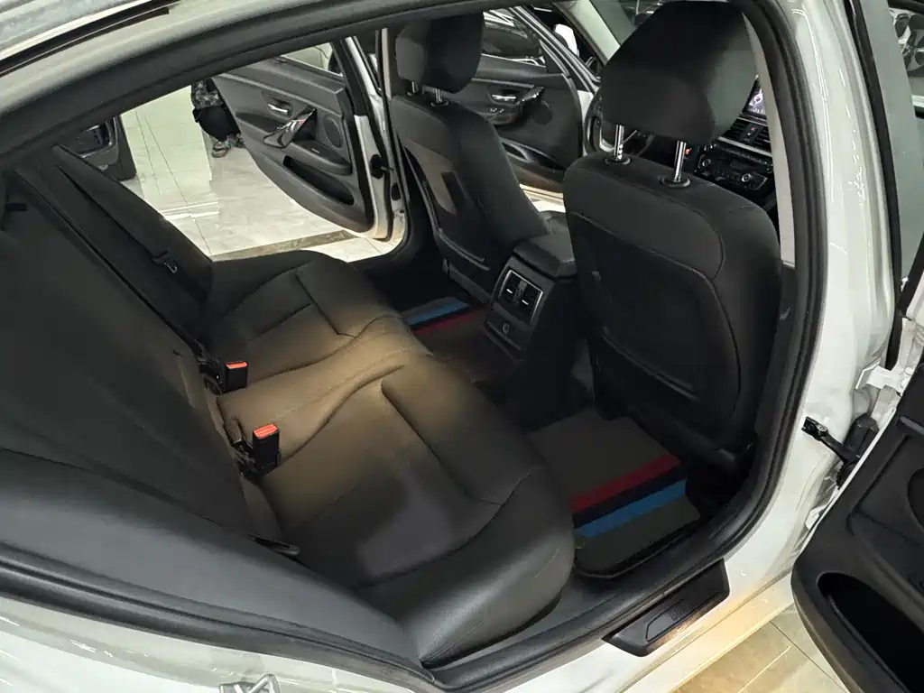 BMW 3 Series 2017 — фото 13